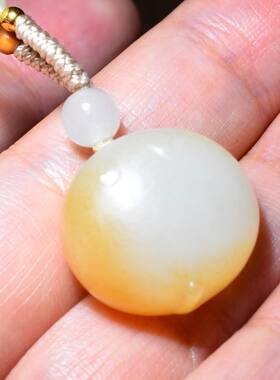 JJ032607新疆的猫8.6克含绳油膏料和田玉且末糖白猫饼挂坠