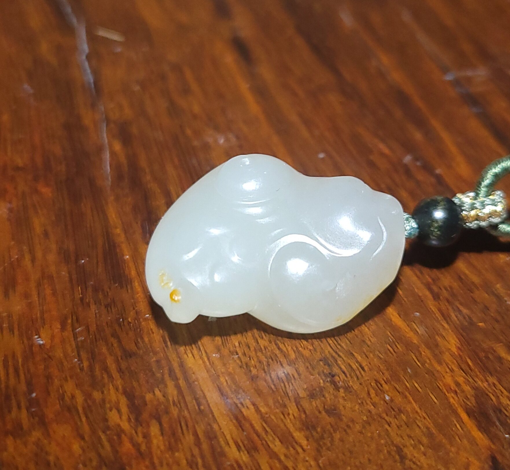 YQ031103 新疆的猫14.8克老熟油糯的挂黄皮白玉三足金蟾籽料挂件