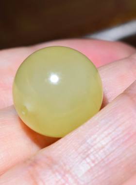 JJ010710新疆的猫5.5克15mm高油青海纯黄口玉大圆珠和田玉