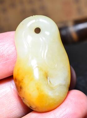 SBH413新疆的猫11.9克艳黄皮玉质到顶黄沁独籽苏工随形挂件