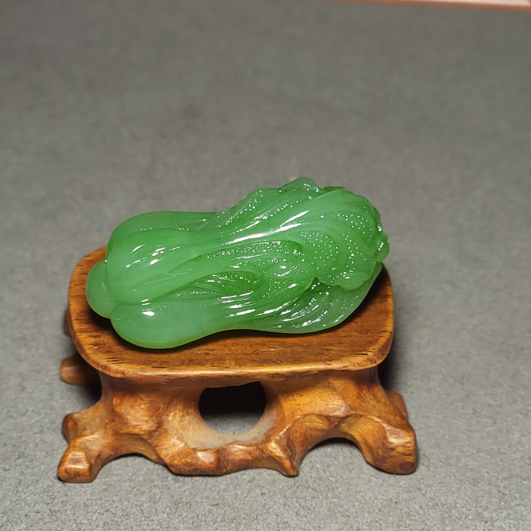 L012103 新疆的猫13.9克脂粉度高色调鲜艳苹果绿碧玉白菜和田玉