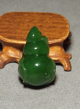 新疆的猫L111504 13.4克色调鲜艳造型饱满俄料菠菜绿碧玉葫芦雕件