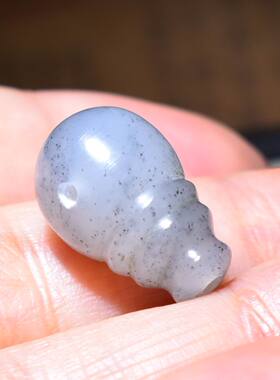 JJ010904新疆的猫3.0克油糯洁美新疆点墨青花三通和田玉