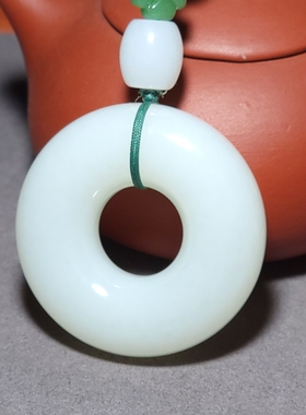 新疆的猫L112506 65.7克，质感油润肉质细腻俄料羊脂白玉面包圈