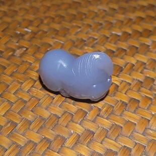 YQ009  8.3克，肉质细腻烟紫色和田玉青海唐马雕件  新疆的猫