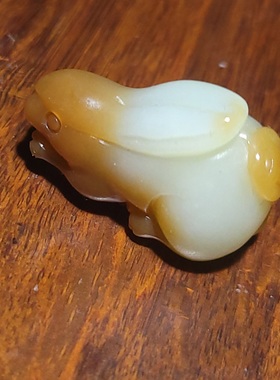 YQ112006 3.5克，肉质细腻油份极高的且末糖青白玉俏色兔子雕件