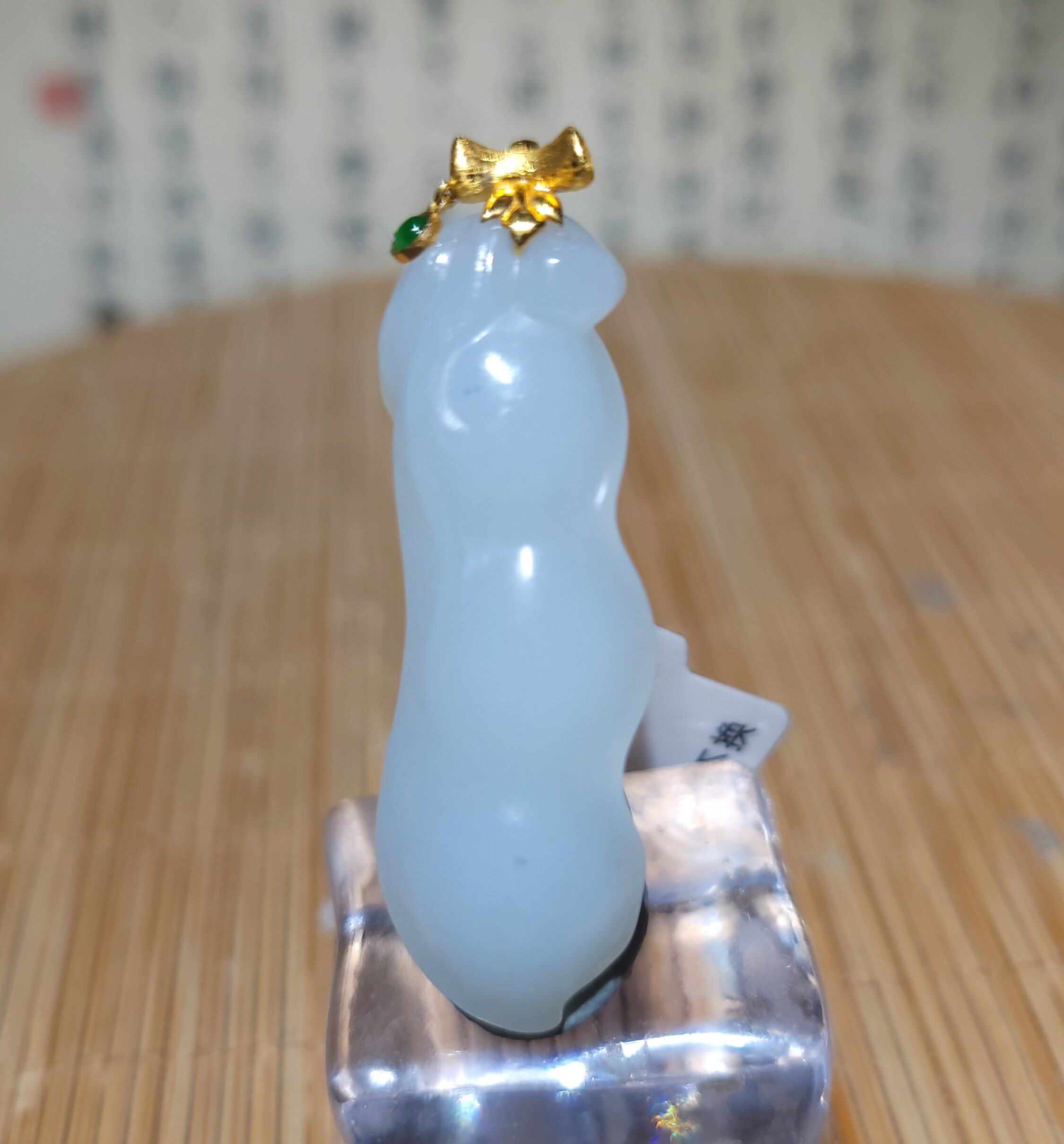 zg072102新疆的猫7.3克油脂感强的俄料羊脂白玉18k金镶玉豆荚挂坠