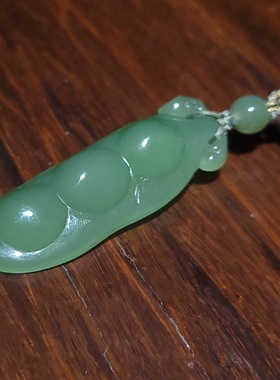 新疆的猫YQ100902 10.3克造型饱满玻璃底老坑俄料碧玉豆角挂坠
