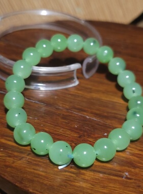 YQ031703 新疆的猫17.6克8mm油润细腻色调靓丽的苹果绿圆珠手链