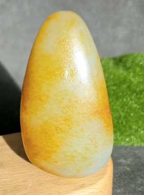 新疆的猫W121504 65.29克，大面积艳红高熟近玻璃肉白玉小把件