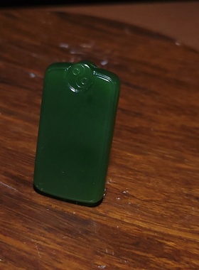 新疆的猫YQ101702 10.2克颜色浓艳饱满的菠菜绿碧玉平安无事牌