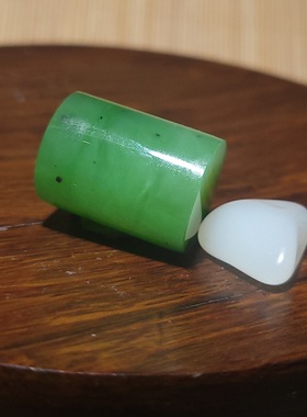 YQ011803 18.1克，靓丽的和田玉俄碧玉乌兰海大勒子  新疆的猫