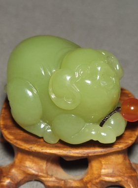 L031202 新疆的猫37.4克质感油润的且末糖黄口发财猪雕件和田玉