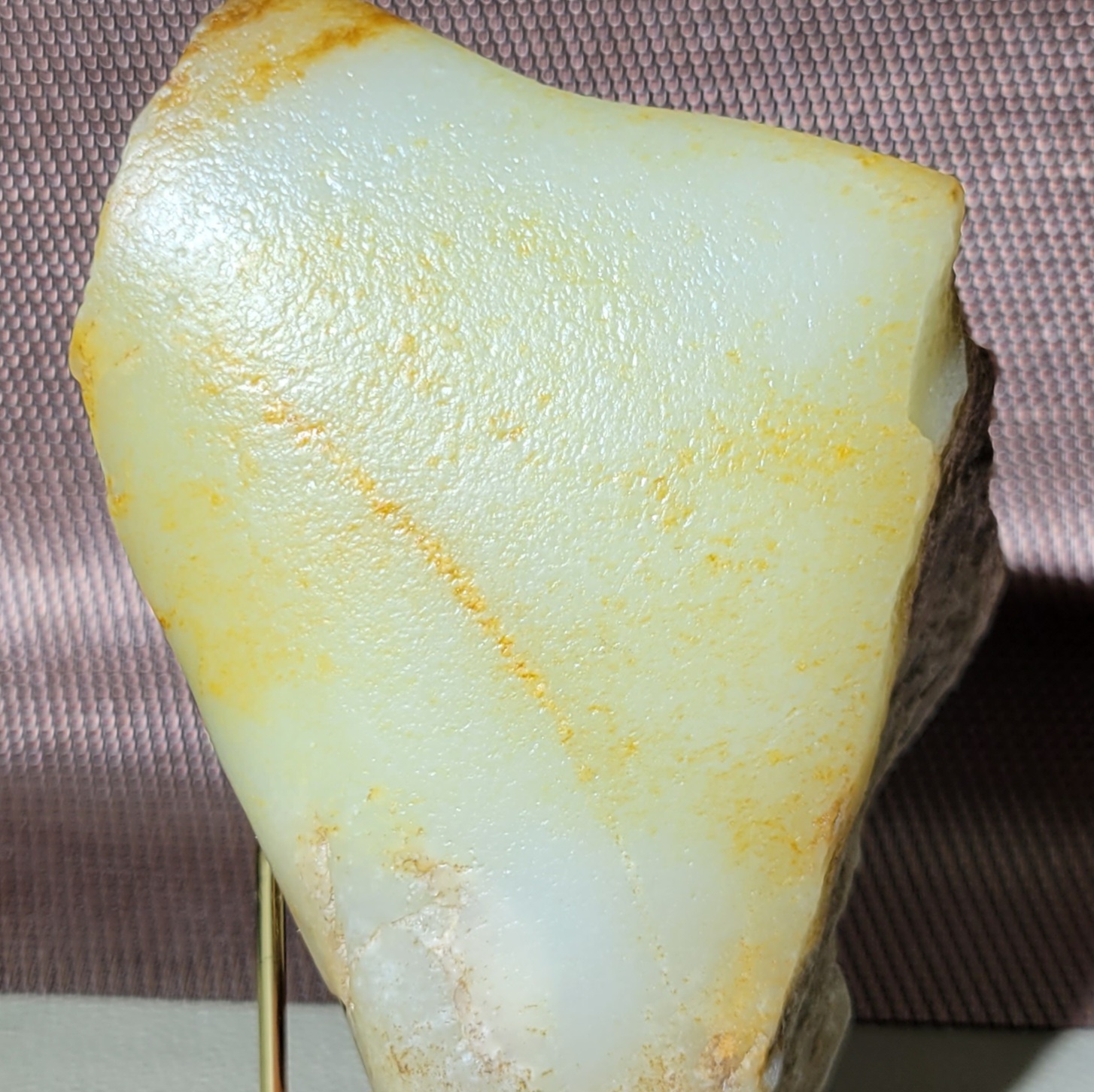 新疆的猫C092302 568.5克,玉质细腻熟糯老气的洒金皮籽料