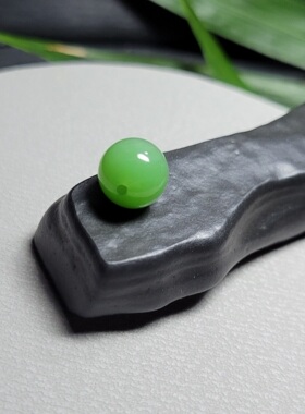 新疆的猫Z010603 1.6克R10鲜美细润油亮无黑点阳阳果绿色碧玉圆珠