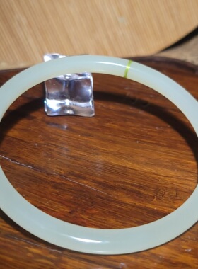 YQ032707 新疆的猫19.1克内径65mm清爽晴水色和田玉大圈口叮当镯