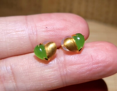 zg031209新疆的猫1.2克色泽鲜亮细润苹果绿碧玉18k金镶嵌心型耳钉