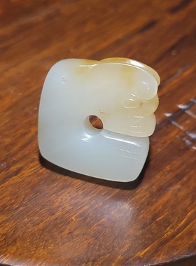 YQ122408 10.5克26-25-7mm超细油脂光泽新疆且末糖白玉猪龙挂坠