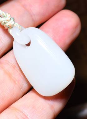 新疆的猫JJ121904  11.6克，细腻油性高的老坑俄料羊脂白玉牌