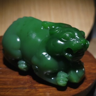 YQ011909 新疆的猫318.5克肉质细腻和田玉俄料红皮碧玉貔貅雕件