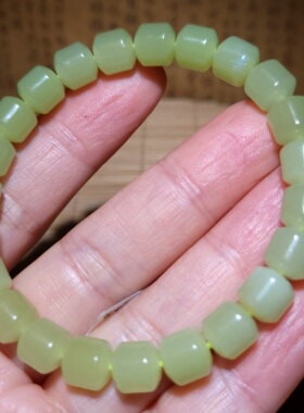 zg031201 新疆的猫22.4克，色调油亮且末黄口玉手链和田玉