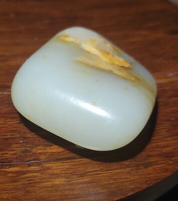 YQ030110  44.3克，和田玉黄白料籽形饱满的白玉件籽 新疆的猫