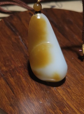 YQ122308 27.6克（含绳）油性佳小油膏且末糖白玉随型仿古挂坠