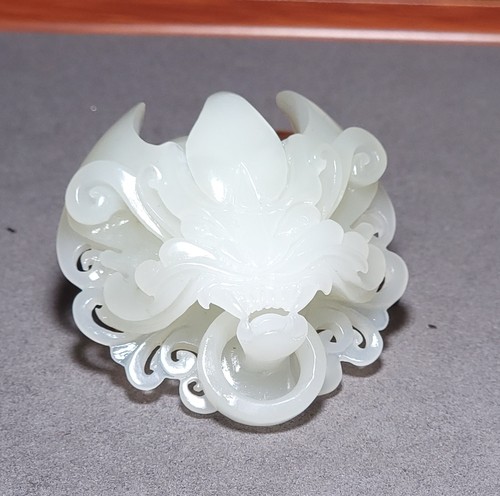 新疆的猫L110504 43.2克，脂粉度极高色调养眼的老坑白玉龙头雕件