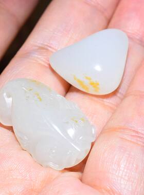 新疆的猫JJ121509  5.4克，散碎黄皮油润细腻的白玉籽料小鱼