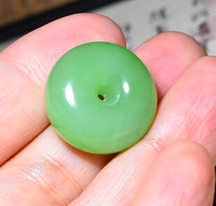 JJ013005新疆的猫8.0克色调靓丽的乌兰海碧玉平安扣