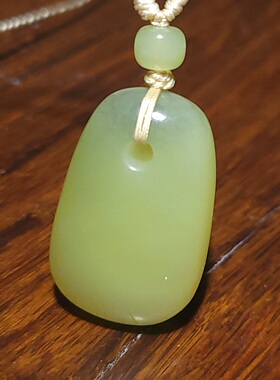 YQ032602新疆的猫15.1克肉质细腻油性极高若羌蓝皮黄口玉牌子挂件