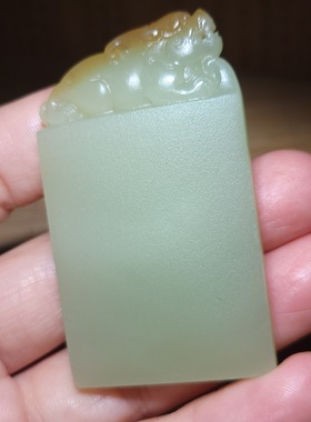 新疆的猫zg120301 38.6克，纯净新疆若羌青黄口玉鸿运当头貔貅牌