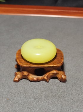 新疆的猫L090903 18.8克，色调油亮颜色纯正的若羌鸡油黄平安扣