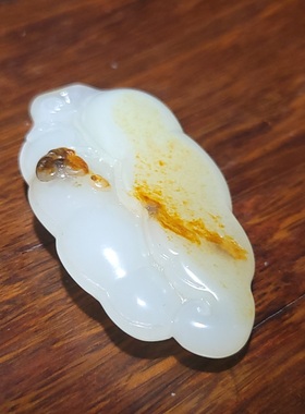 新疆的猫YQ102205 23.2克洒金皮特熟特细羊脂白籽苏工福豆挂件