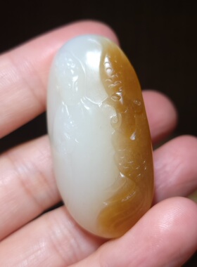 新疆的猫zg111808 28.1克，糖色鲜艳油润的且末糖白玉观音雕件