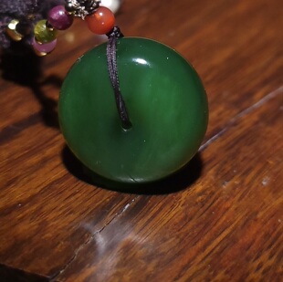 YQ011408 新疆的猫13.8克颜色浓艳饱满和田玉俄料猫眼碧玉平安扣