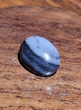 新疆的猫C123105 1.0克，高脂粉天然油半黑半白青花籽料戒面