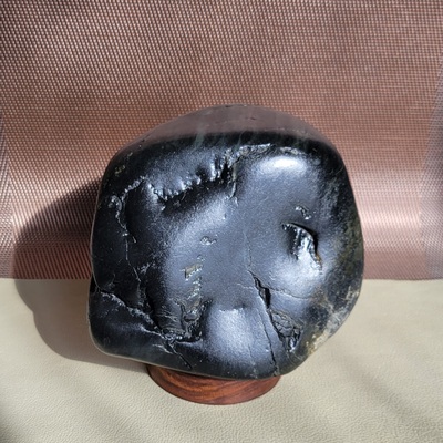 C012905新疆的猫3公斤纯黑如墨色泽深沉无银砂大块墨玉籽