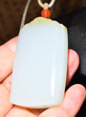 JJ102801新疆的猫63.3克含绳似油糕的和田玉且末黄糖羊脂白玉牌