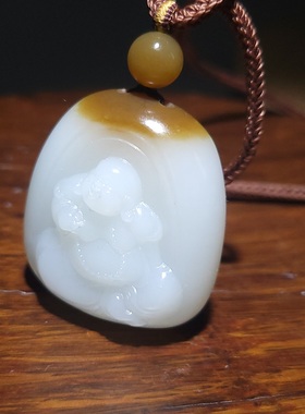 YQ011008 新疆的猫33.5克 和田玉且末聚红糖羊脂白玉佛挂坠