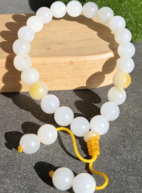 新疆的猫W122405 25.04克，玉色明亮挂艳红皮的油熟白玉籽料手串