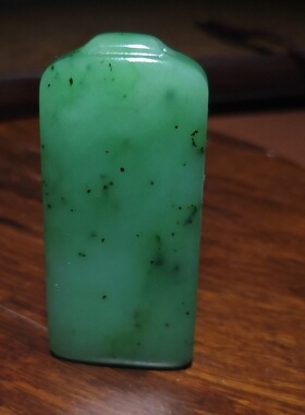 新疆的猫YQ102004 52.3克油润细腻色调靓丽的乌兰海碧玉无事牌