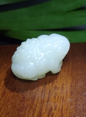 Z020401 新疆的猫32.3克，脂份极好特细高密老俄料脂白玉招财金蟾