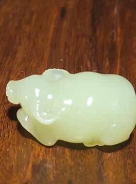 YQ032105新疆的猫20.1克颜色纯正的和田玉若羌黄口生肖牛雕件