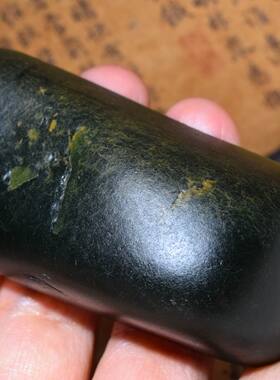 新疆的猫112.0克，顶细顶油浓艳菠菜绿碧玉籽料切块SBH339