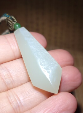 新疆的猫zg101604 13.7克含绳，超油糯的白玉山流水挂件