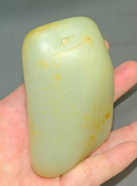 新疆的猫329.6克，一把抓墩子型温润熟糯的高青白玉玩籽ZHANG01