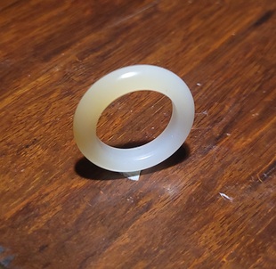 新疆的猫YQ122507 3.0克内径16mm 带一抹糖色且末糖白玉精美指环