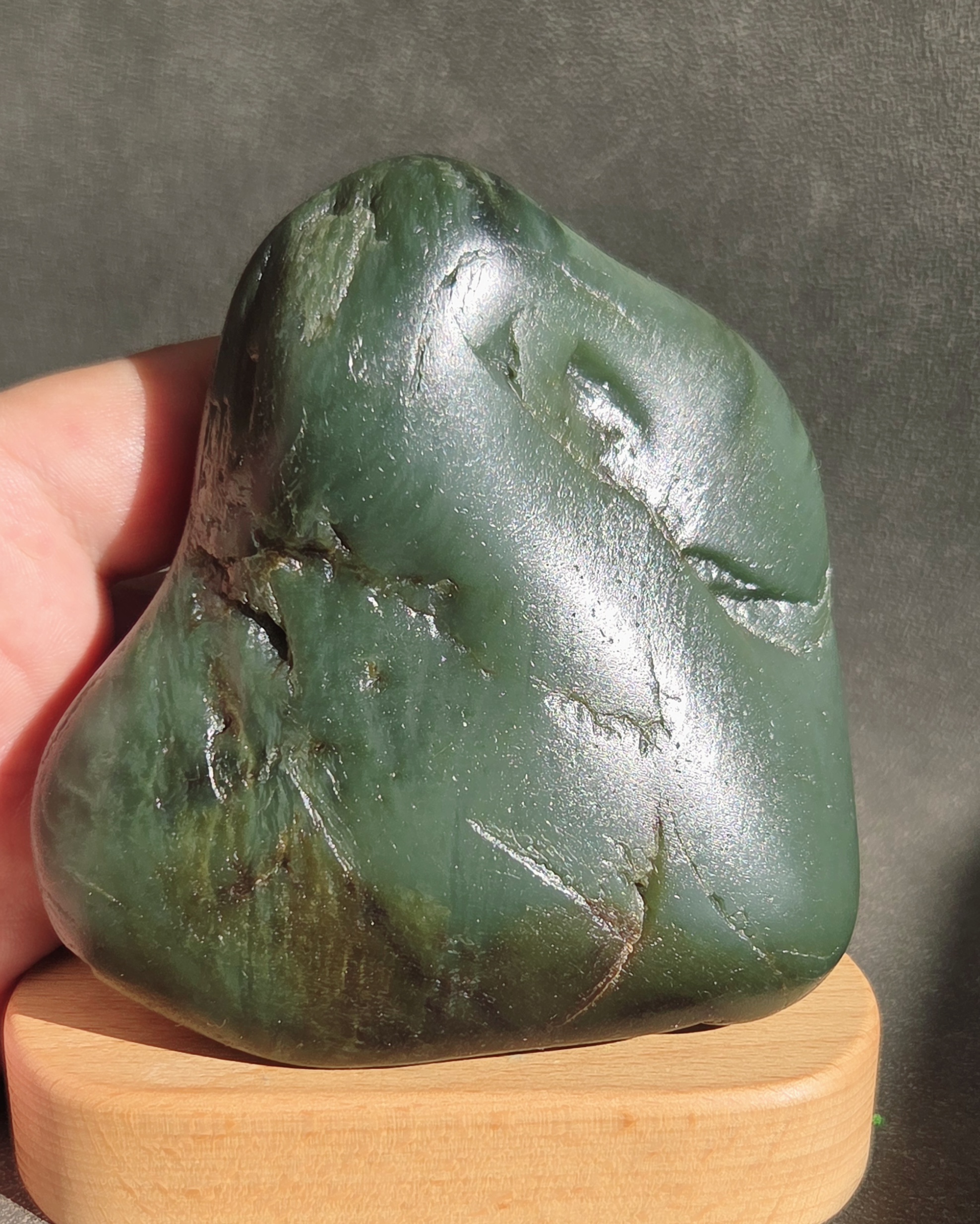 新疆的猫W112706 457.68克泛绿飘蓝靓色聚黑油皮丝滑沙枣青籽料