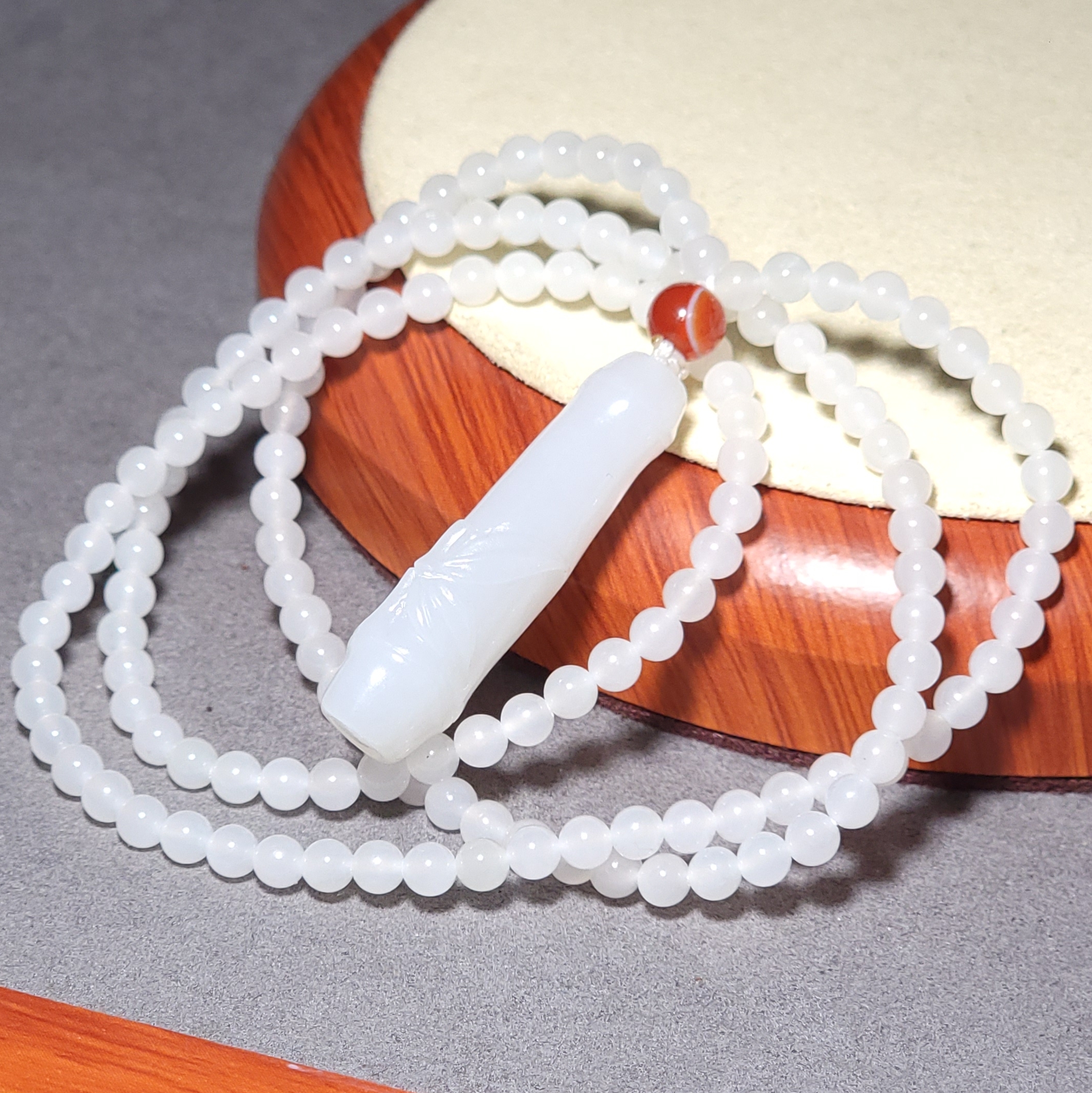 新疆的猫L120104 21.4克，白度浓郁的老坑俄料羊脂白玉竹节雕件